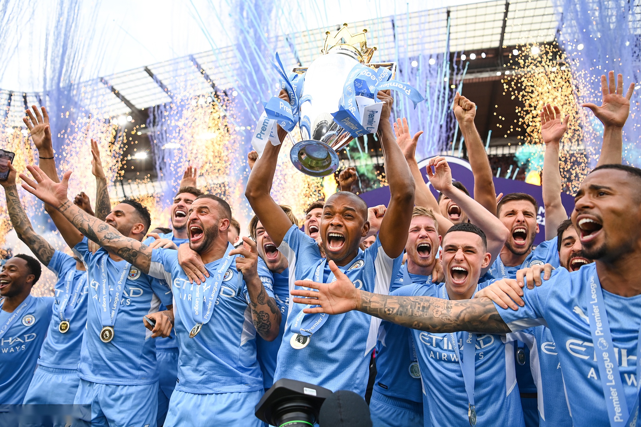 她以冷静的 她以冷静的